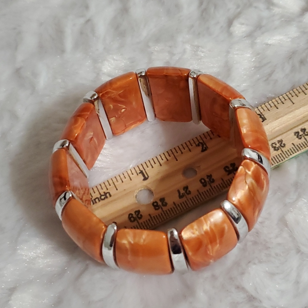 Faux marbleized orange acrylic stretchy silvertone bracelet - Picture 4 of 4